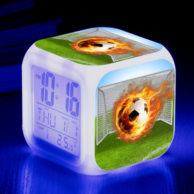 HANNTAOO Reloj despertador LED con diseño de fútbol, creativo reloj de mesa, reloj digital electrónico brillante y colorido para adultos, niñas, niños y niños, juguete para regalo de cumpleaños