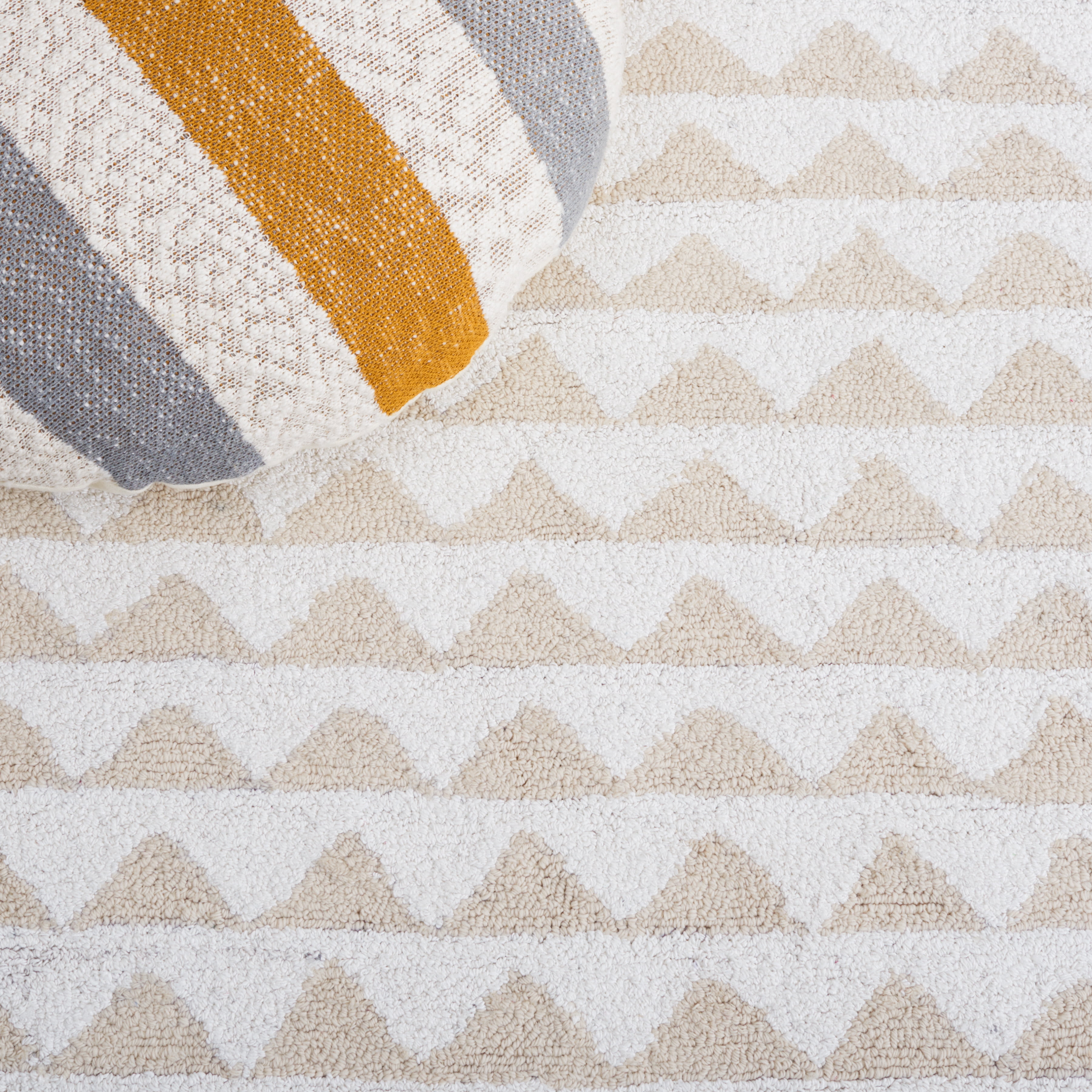 SAFAVIEH Capri Jampa Southwestern Area Rug, Ivory/Beige, 3' x 5'
