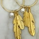 thumbnail image 4 of VANGANIA arracadas con dijes de pluma y perla mayorca tipo charm elegantes, 4 of 5