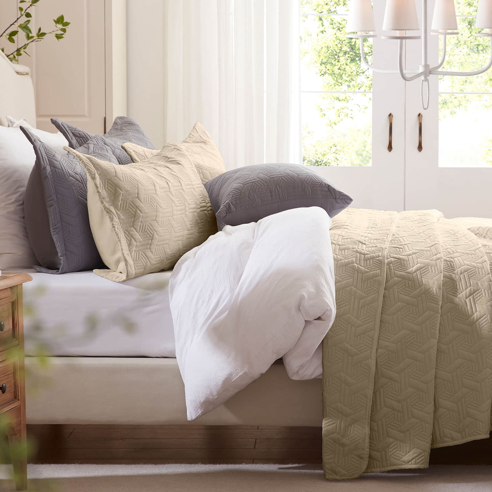 Quilt Set King Size 3 Pieces, Lightweight Beige Bedspread-98''x106'', Soft Microfiber Summer Quilt/Coverlet,Luxurious Warm Bedding Sets for All Seasons (Includes 1 Quilt, 2 Shams)