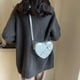 thumbnail image 4 of Bolso Pequeño Con Remaches Corazón para Mujer Bolso Citas para Niñas Color Sólido Cuero PU (plateado), 4 of 9