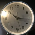 thumbnail image 2 of Reloj despertador de lujo nórdico, reloj de escritorio pequeño, silencioso, analógico, sin tictac, con números arábigos, reloj de mesa redondo con pilas for sala de estar, dormitorio, 2 of 7