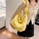 thumbnail image 2 of Bolsos coreanos de gran capacidad con diseño de nubes para mujer, bolsos cruzados con burbujas plisadas a la moda, bolsos de hombro acolchados de diseñador, bolsos de tendencia 2024, 2 of 5