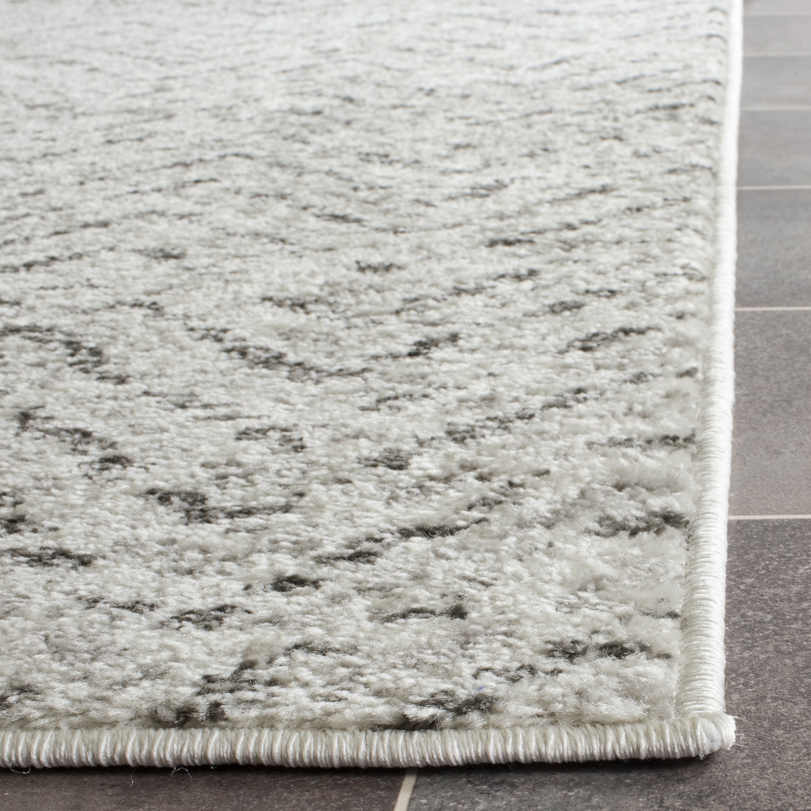SAFAVIEH Adirondack Altan Chevron Runner Rug, Ivory/Charcoal, 2'6" x 16'