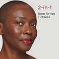 thumbnail image 4 of Bálsamo de color 2 en 1 Lip Perfector Clarins para labios y mejillas, 4 of 5