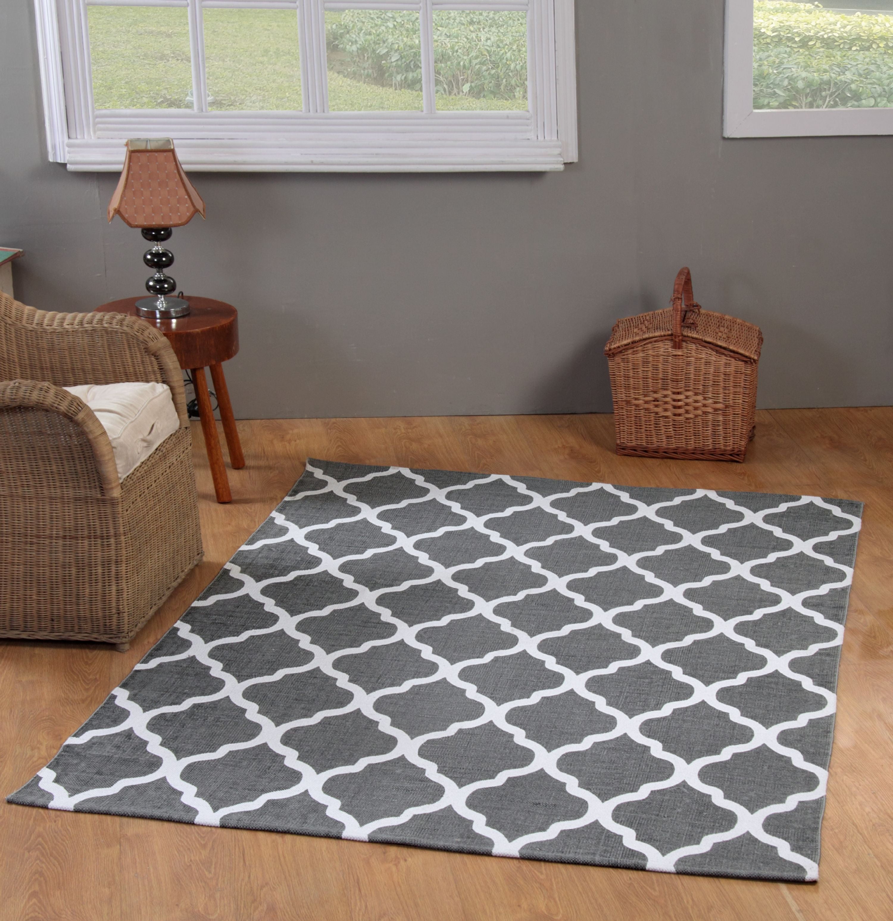 Chesapeake Cotton Printed Grey and White Quatrefoil Area Rug (5'x7