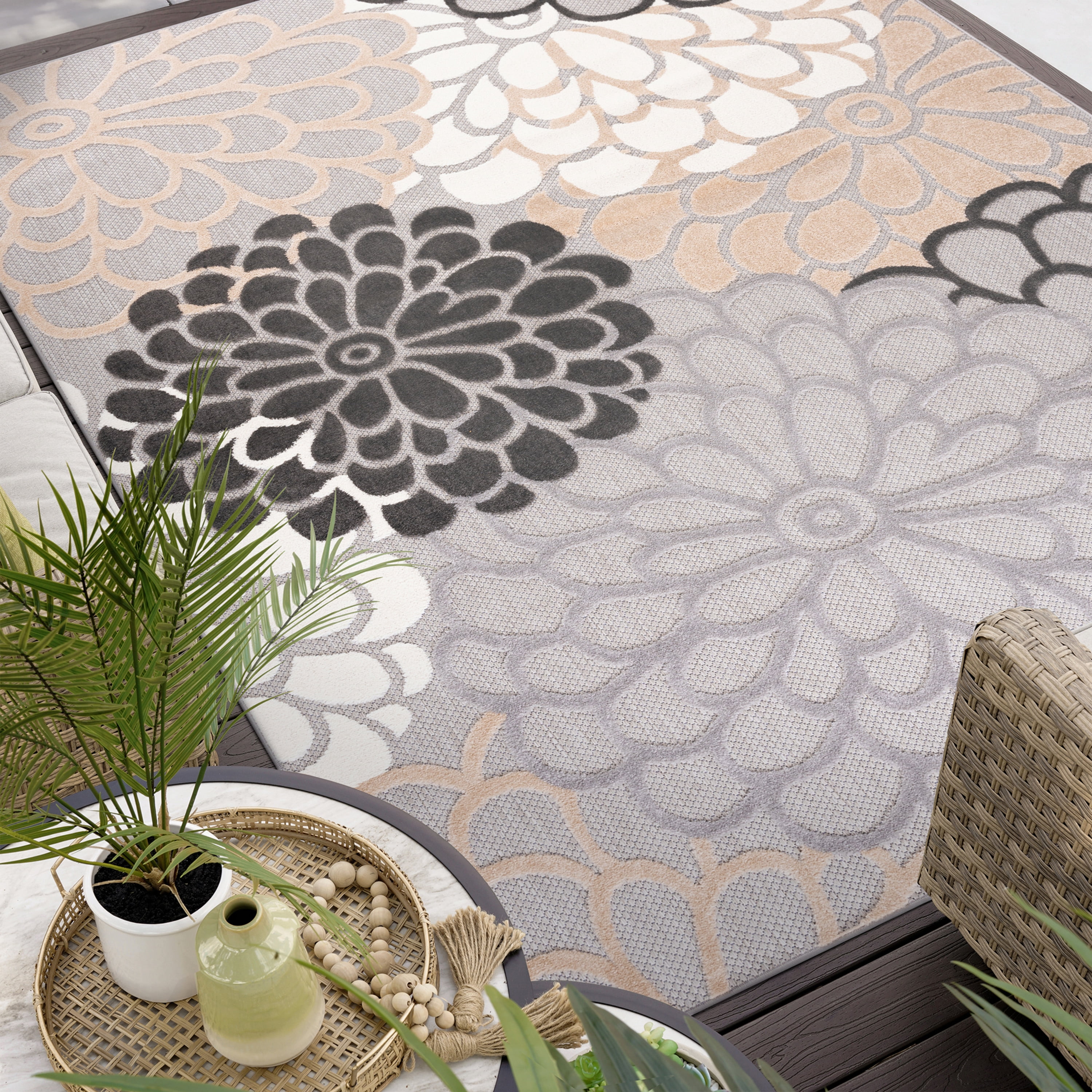 Oasis Modern Floral Beige and Cream Polypropylene Indoor Outdoor Runner Rug, 2'x8' Rectangle