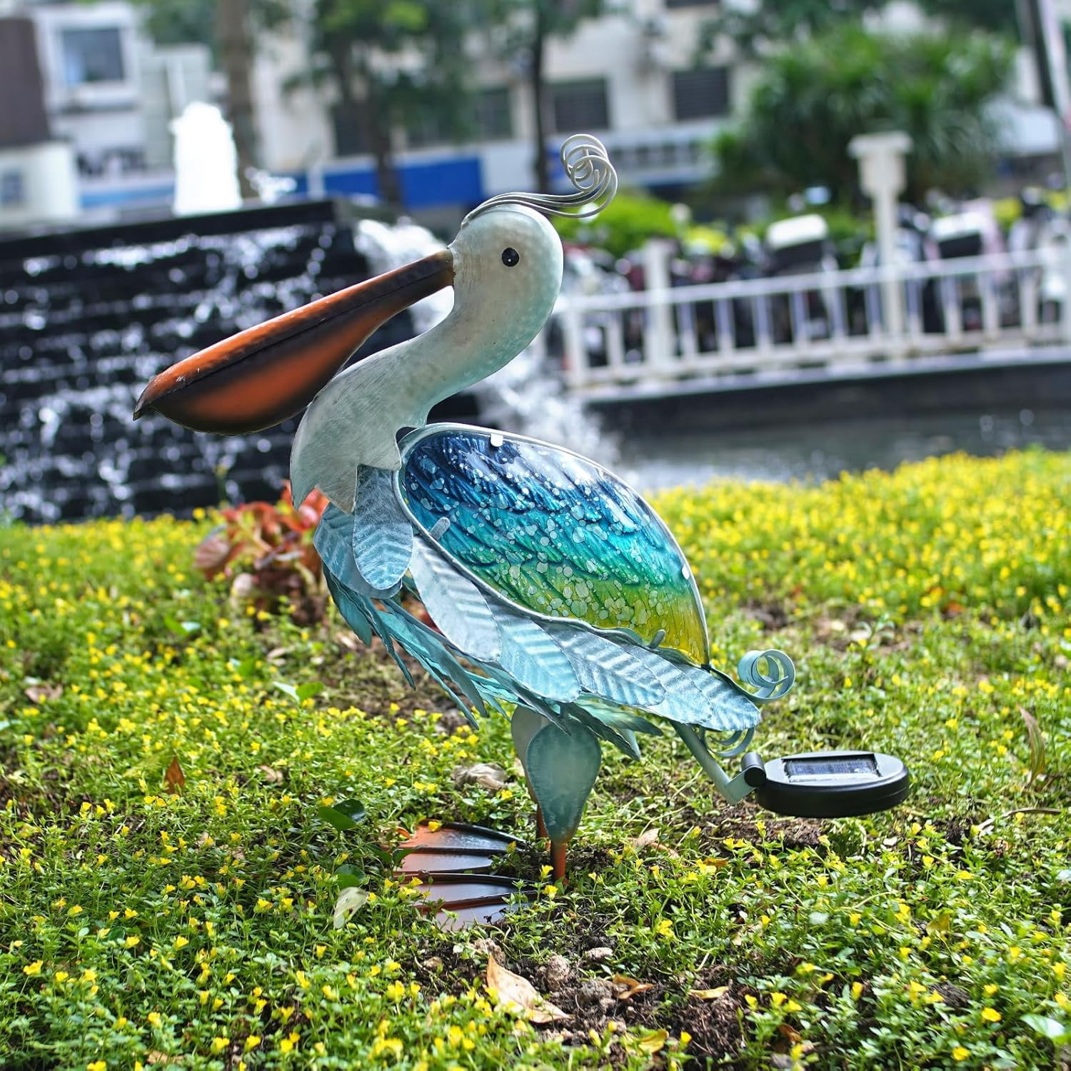 Solar Metal Pelican Statues Garden Sculpture & Statues, 17 Inch Glass Outdoor Pelican Yard Art Coastal Ocean Bird Decor Lawn Ornament for Backyard Porch Patio Decor（Blue-Green）
