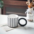 thumbnail image 4 of Toystoory Taza de agua con diseño de rayas, taza de café con leche con asa, tazas de té para bebidas, botella para cumpleaños, oficina interior Utensilios de cocina Blanco negro Toystoory HA081898-01, 4 of 6