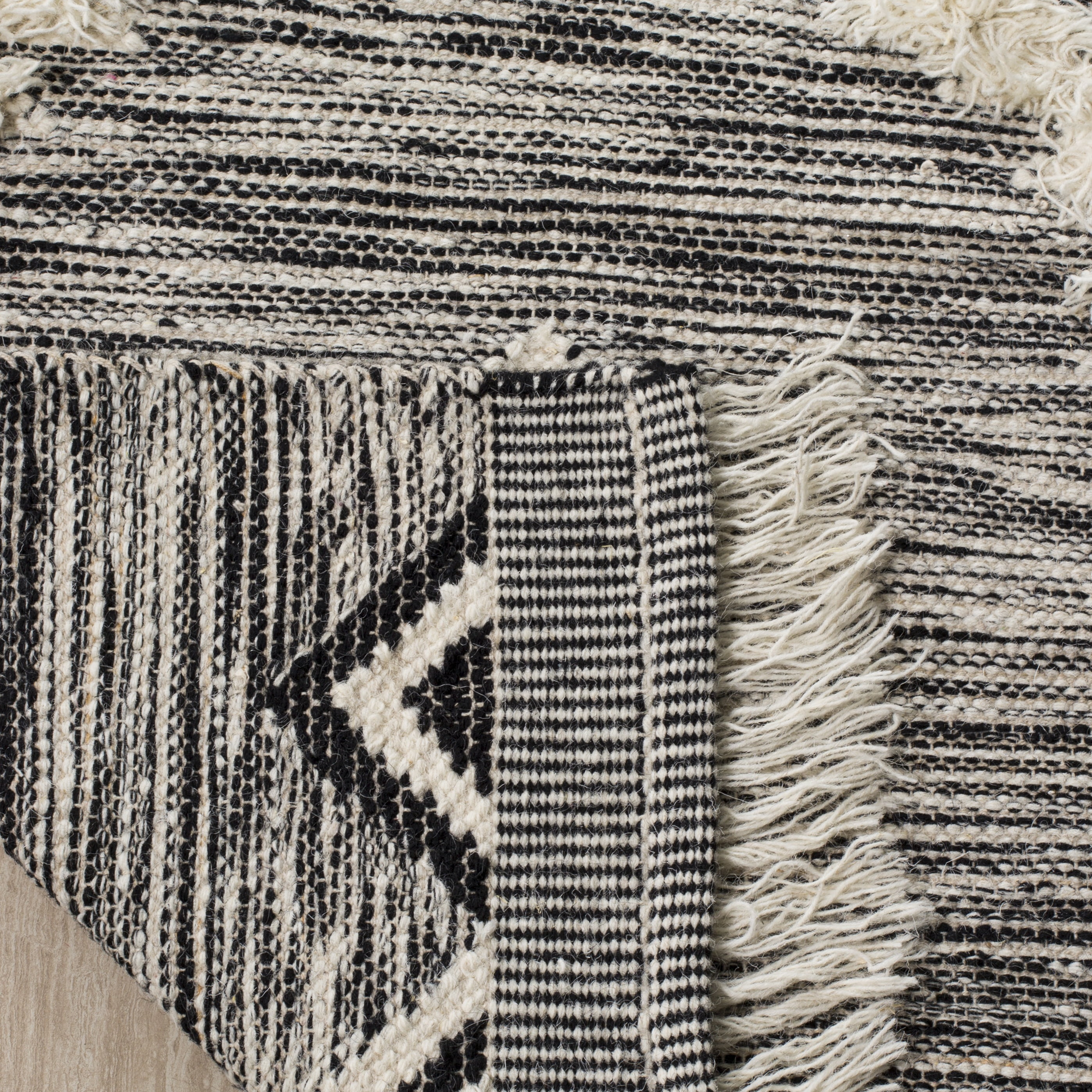 Safavieh Kenya Pierce Geometric Area Rug, Black/Ivory, 2'3" x 4'