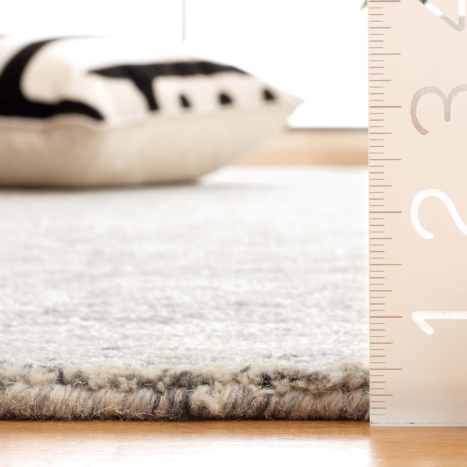 SAFAVIEH Abstract Dania Diamond Area Rug, Gray/Ivory, 4' x 6'