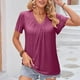thumbnail image 3 of Top de verano para mujer, camiseta informal holgada de manga corta con volantes y busto fruncido con cuello en V para mujer, color morado y rojo S, 3 of 7