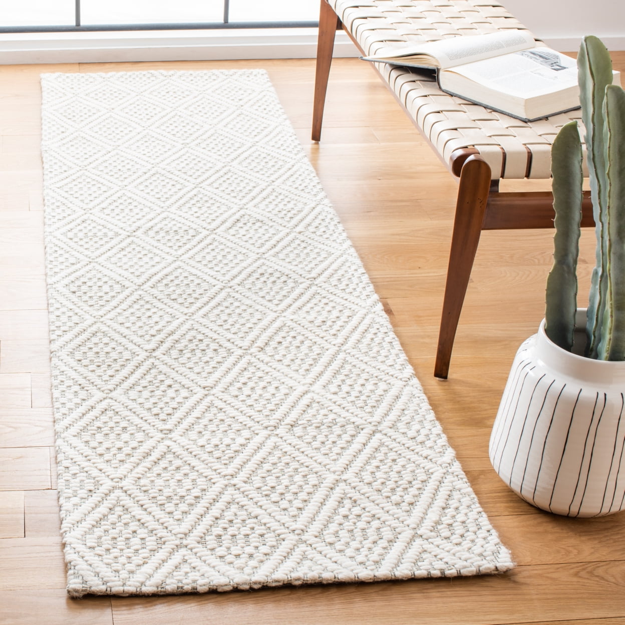 SAFAVIEH Marbella Pauletta Diamond Area Rug, Ivory, 4' x 6'