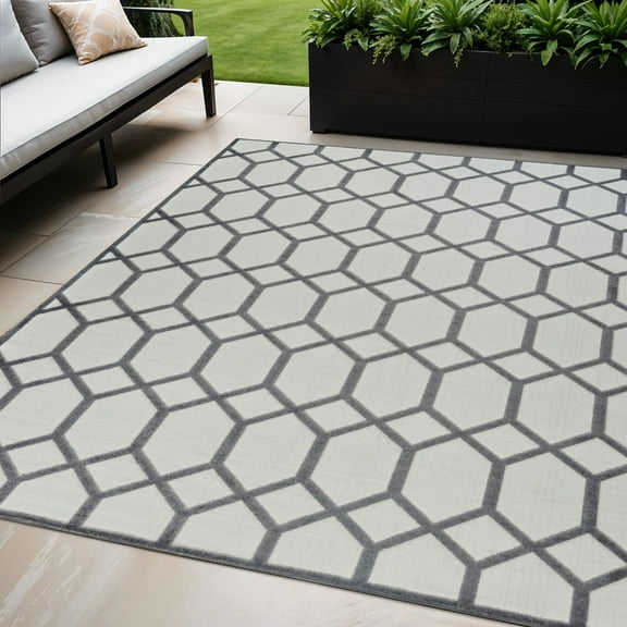 HomeRoots 558724 5 x 7 ft. Geometric Distressed Indoor & Outdoor Rectangle Area Rug, Beige & Gray
