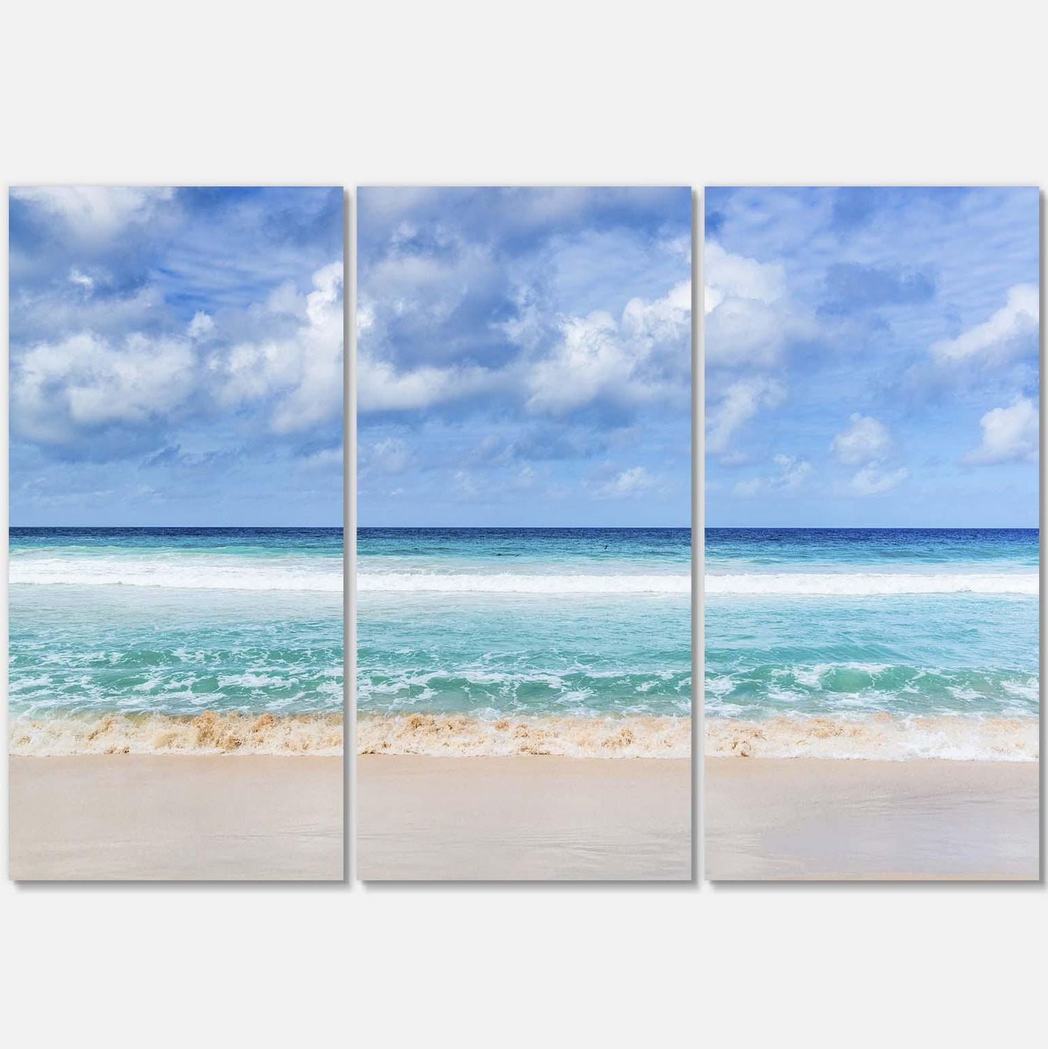 Designart Plage tranquille sous les nuages blancs Art mural sur toile