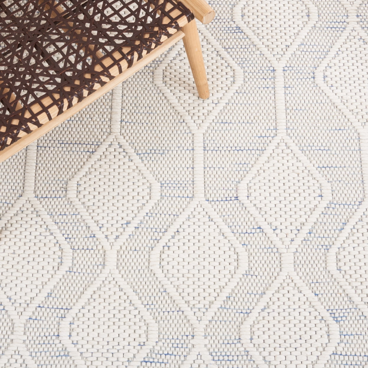 SAFAVIEH Marbella Sharalyn Bordered Area Rug, Ivory/Blue, 6' x 6' Square