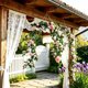 thumbnail image 4 of Guirnalda de Enredaderas de Rosas Artificiales de 180 cm, Decoración Colgante de Flores Falsas con Hojas Verdes para Bodas, Jardines, Uso en Interiores y Exteriores, 4 of 6
