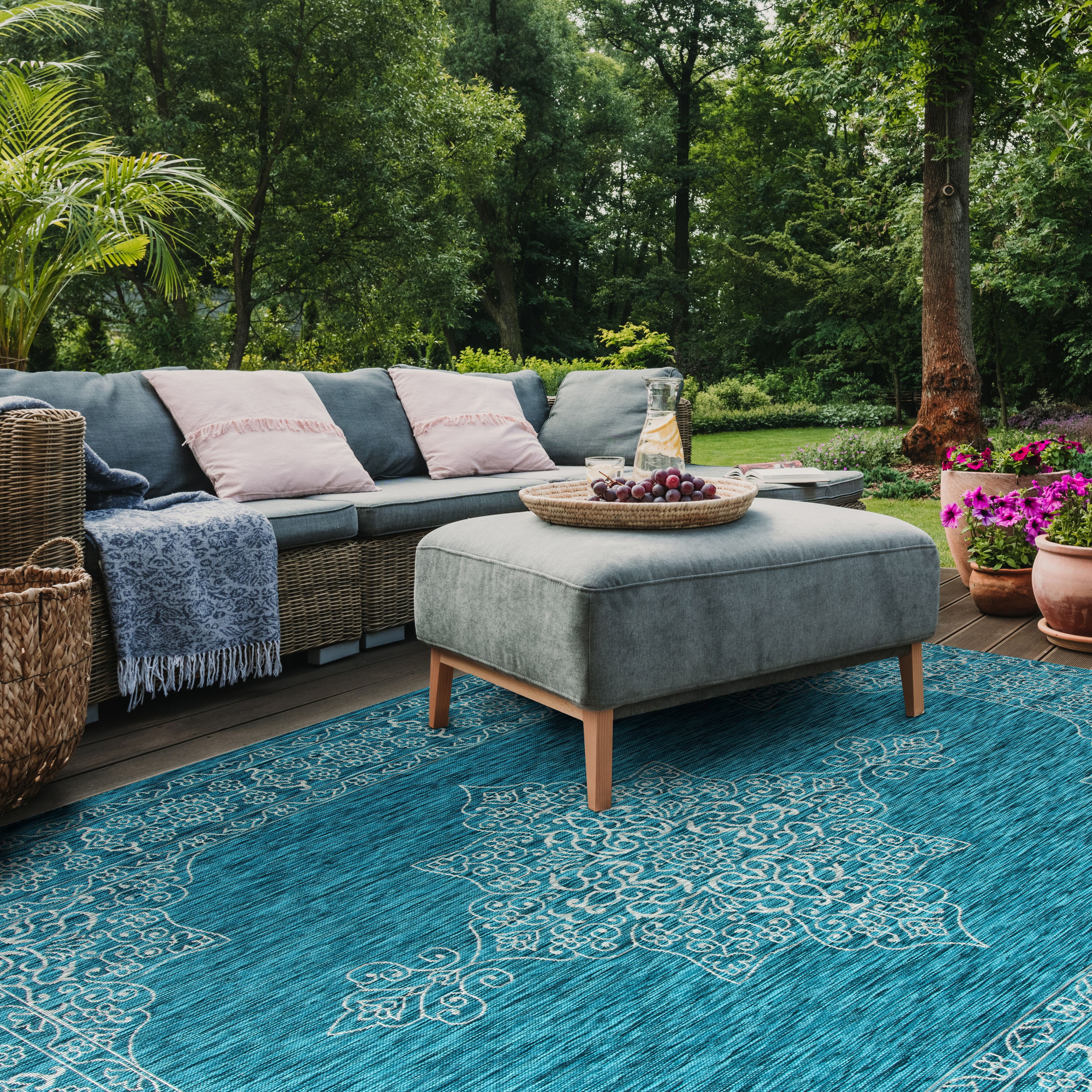SAFAVIEH Courtyard Delbet Medallion Indoor/Outdoor Area Rug, Teal/Ivory, 8' x 11'