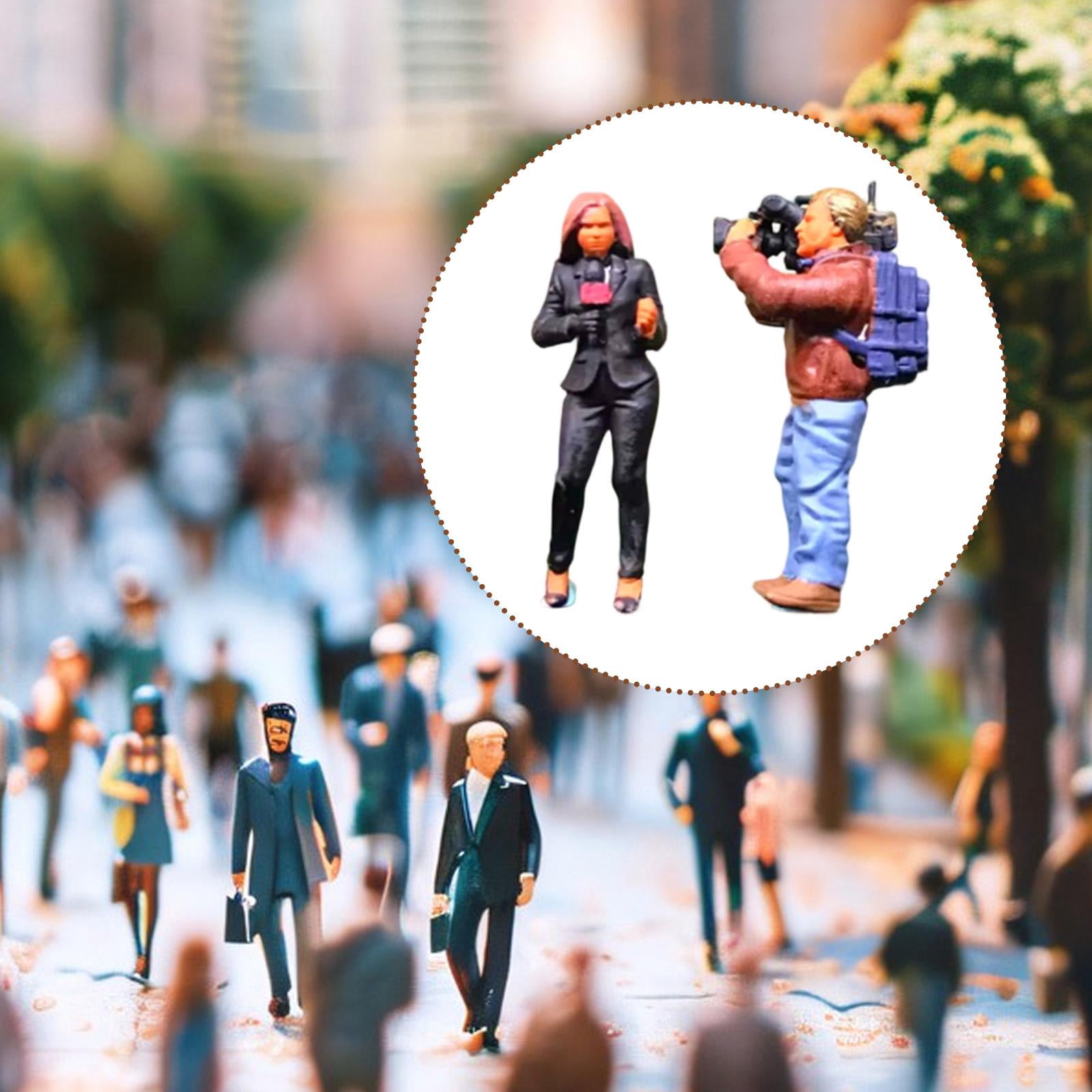 2 Pieces 1:64 Scale Miniature People Reporter Figures Realistic Resin for DIY Projects and Scene Decor