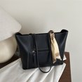 thumbnail image 3 of Bolso de mano nuevo 2025, de gran capacidad, de color sólido, sencillo, para hombro, de primavera y verano, de nicho de moda, para mujer, tendencia femenina., 3 of 5