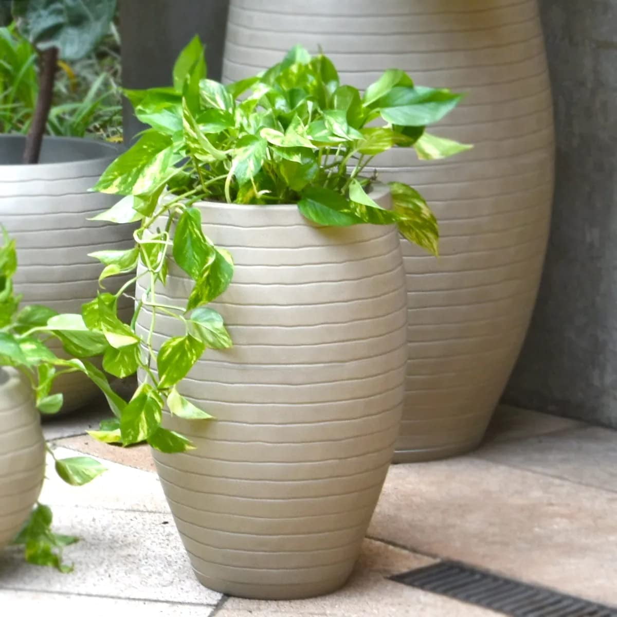Ecobo 23.6 inches Eco-Friendly Round Pot Planter Ravina Indoor/Outdoor use, Durable, Versatile & Lightweight, Designed by Brazilian Artisans, Contemporary All-Weather Design –White