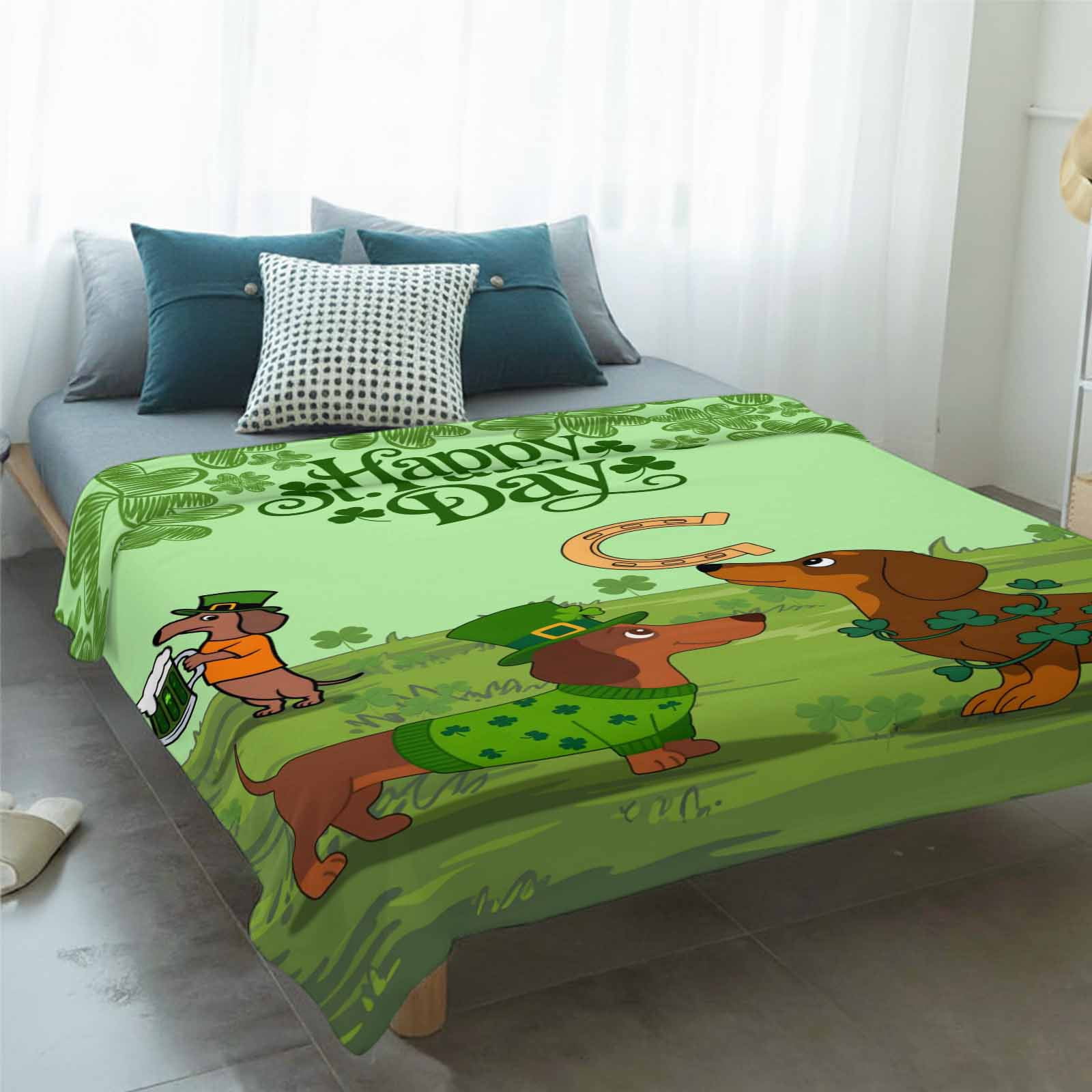 Green St. Patrick's Day Blanket Soft Cozy Warm Throw Blanket for Couch, Plush Fuzzy Flannel Fleece Blankets for Sofa, Green Lucky Clovers Dog Bed Blankets Lightweight Gifts for Women, 32"x48"