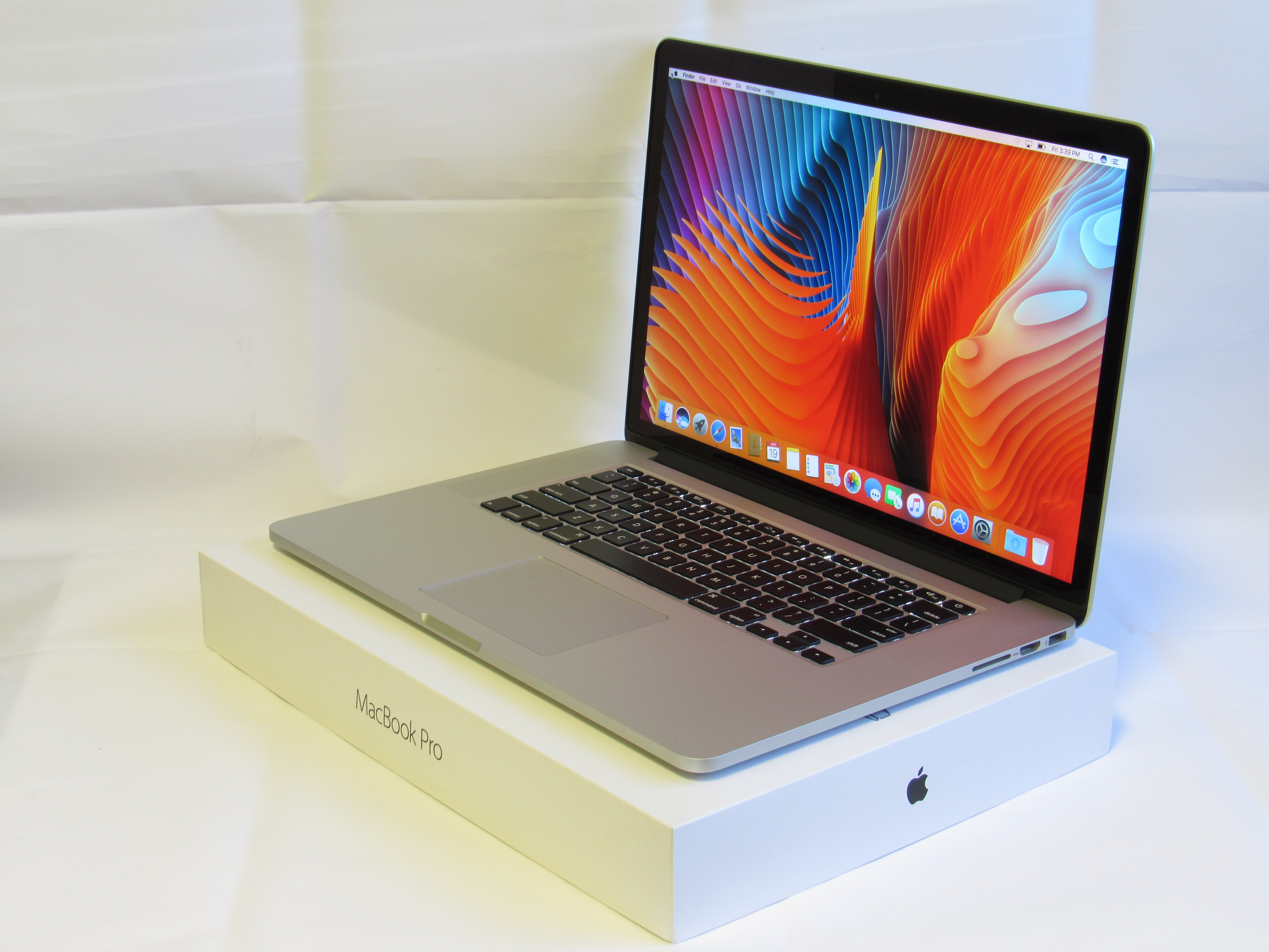 Apple MacBook Pro 15-Inch Retina Laptop i7 2.8GHz - 4.0GHz / 16GB DDR3 Ram  / 2TB SSD / Radeon R9 M370X 2GB Video / OS X Mojave / Thunderbolt / HDMI / 