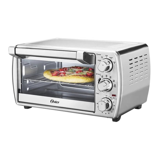 horno eléctrico oster 21 litros funciones tostado horneado asado caliente tssttvcg05 plateado; vista frontal 3/4 con puerta de vidrio mostrando una pizza en la rejilla. Carcasa de acero plateado, tres perillas cromadas para seleccionar función, temperatura y temporizador de 60 minutos con apagado automático, rejilla interior, bandeja para migas en la base y bandeja de cerámica incluida. Apto para hasta 6 rebanadas y a menudo usado también para recalentar platillos pequeños.