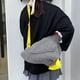 thumbnail image 4 of Bolso de hombro Macarena de peluche de pollo gris para mujer, 4 of 7