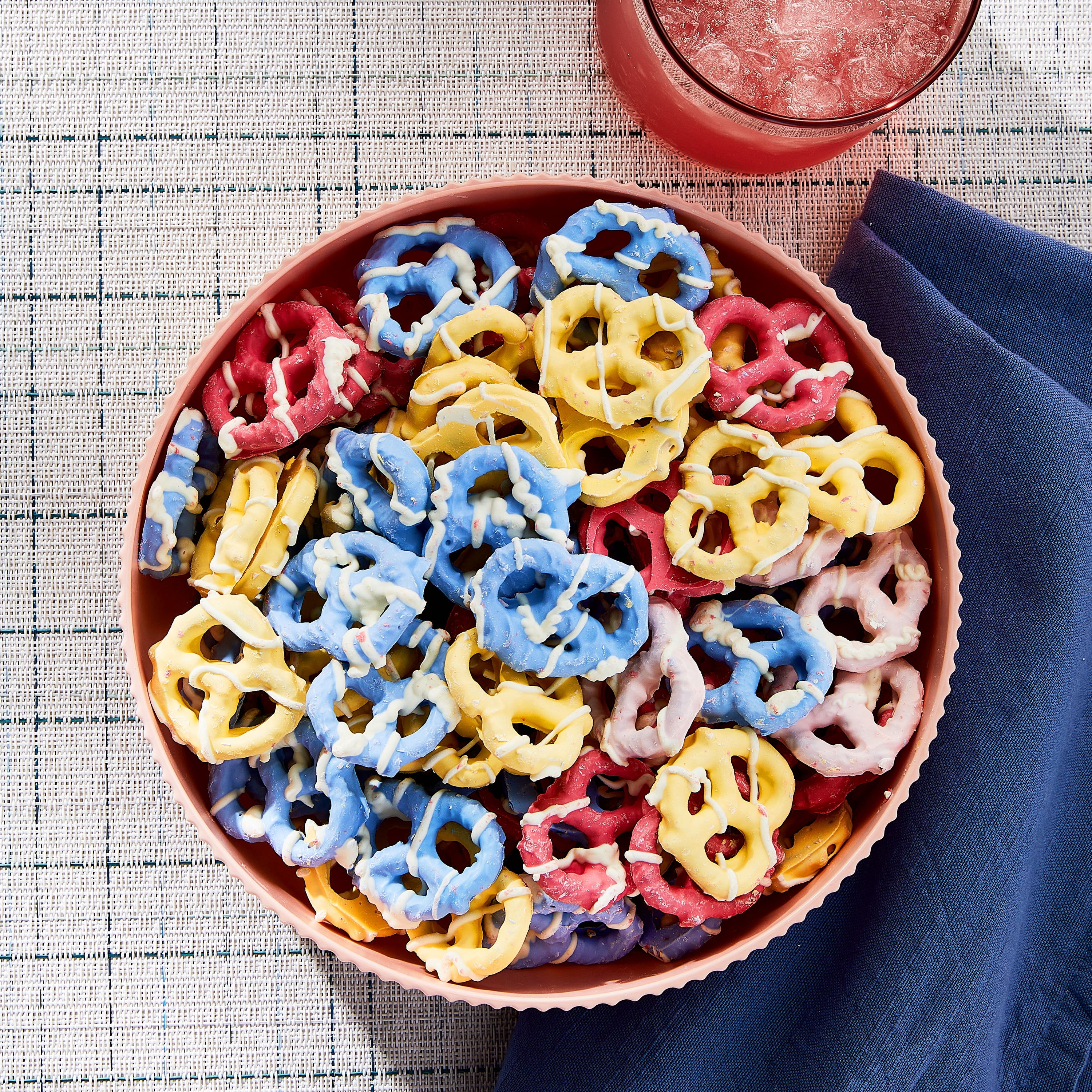 Freshness Guaranteed Mother's Day Yogurt Covered Pretzels, 14 oz (396 g)