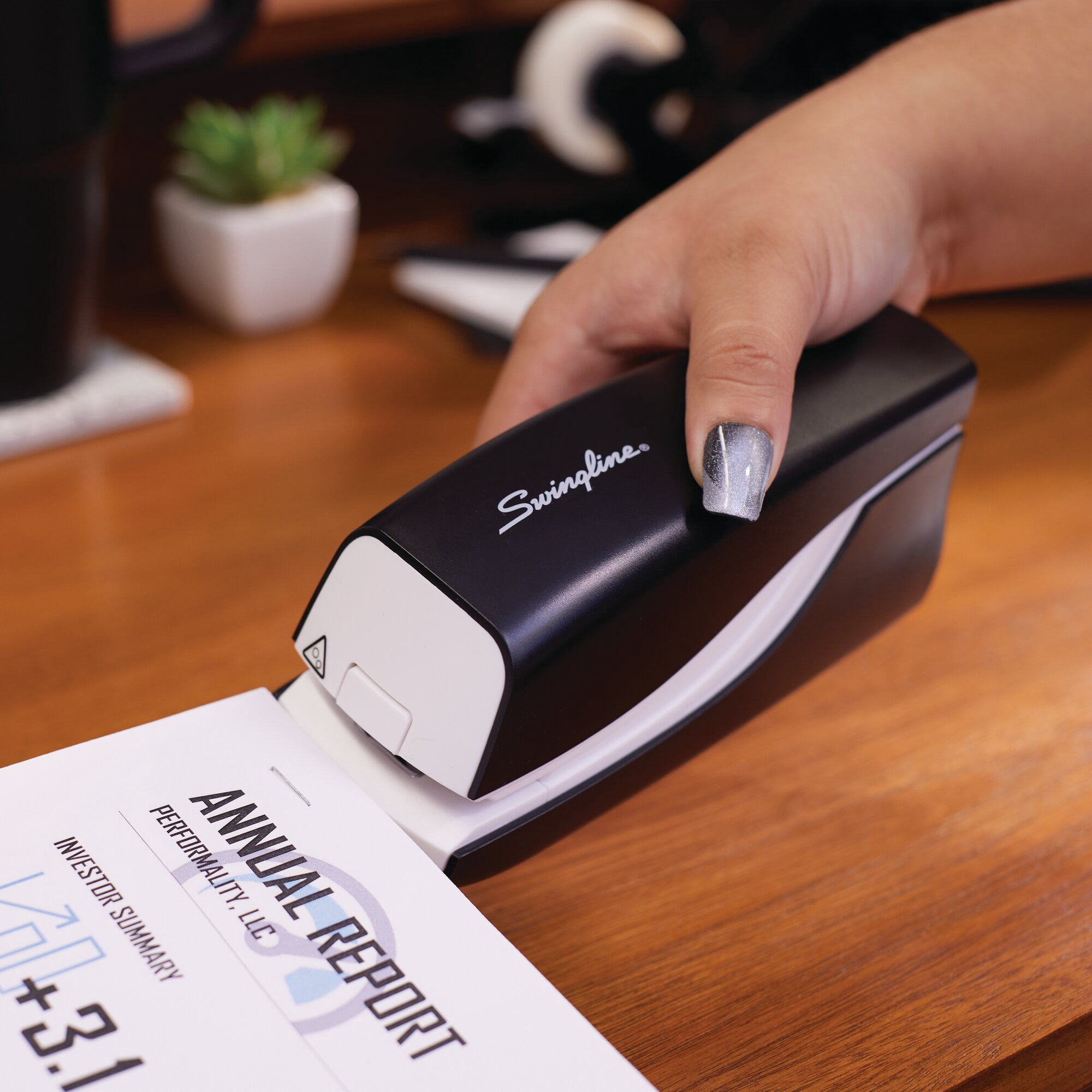 Swingline Breeze Automatic Stapler, Battery Powered, 20 Sheets, Black