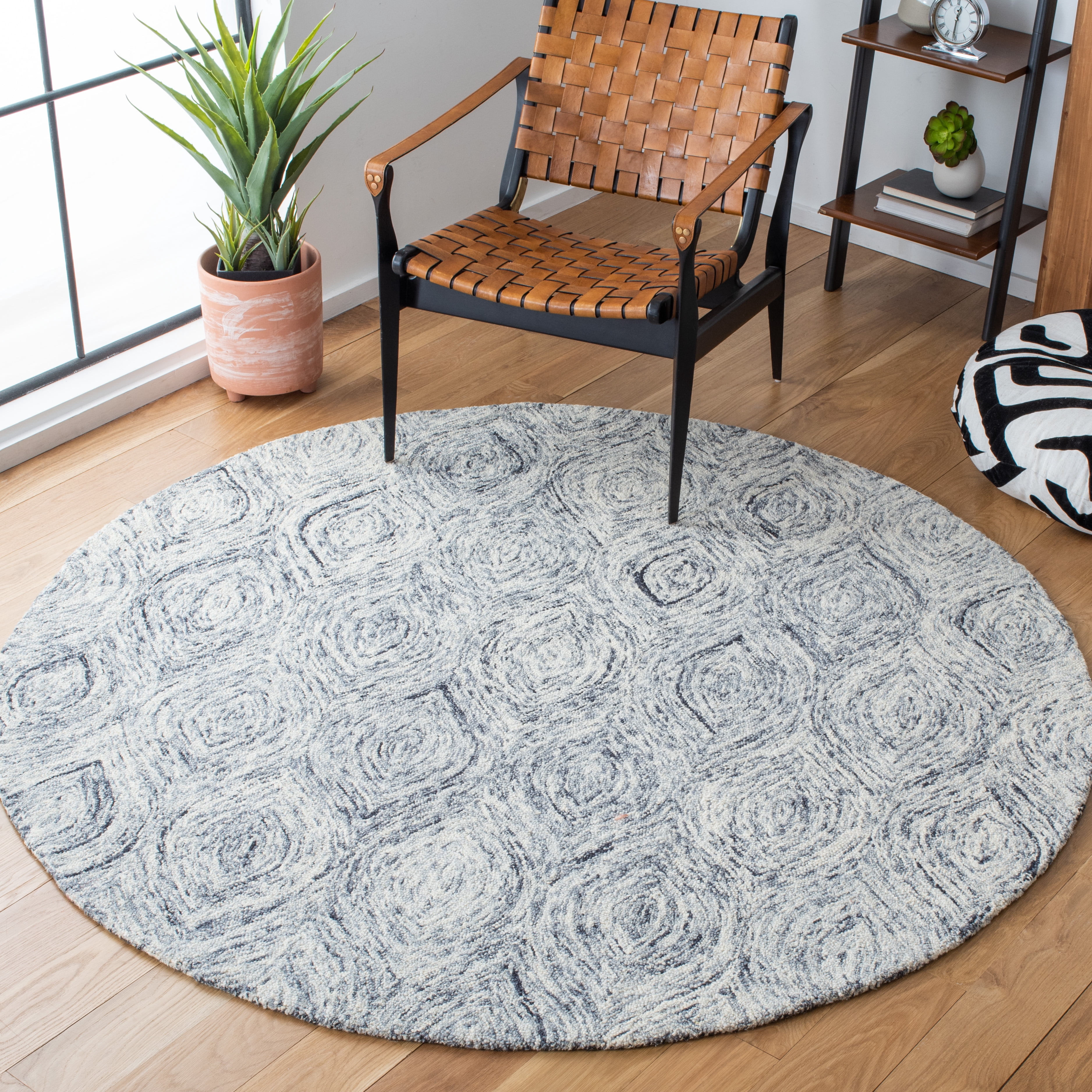 SAFAVIEH Ikat Kim Geometric Wool Area Rug, Silver/Grey, 6' x 6' Round