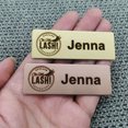 thumbnail image 5 of Placa de texto con su logotipo grabado de 7 x 2,5 cm, insignia personalizada, broche personalizado, cinta de doble cara, imán de identificación, puerta, pared, buzón, etiqueta con nombre, 5 of 5