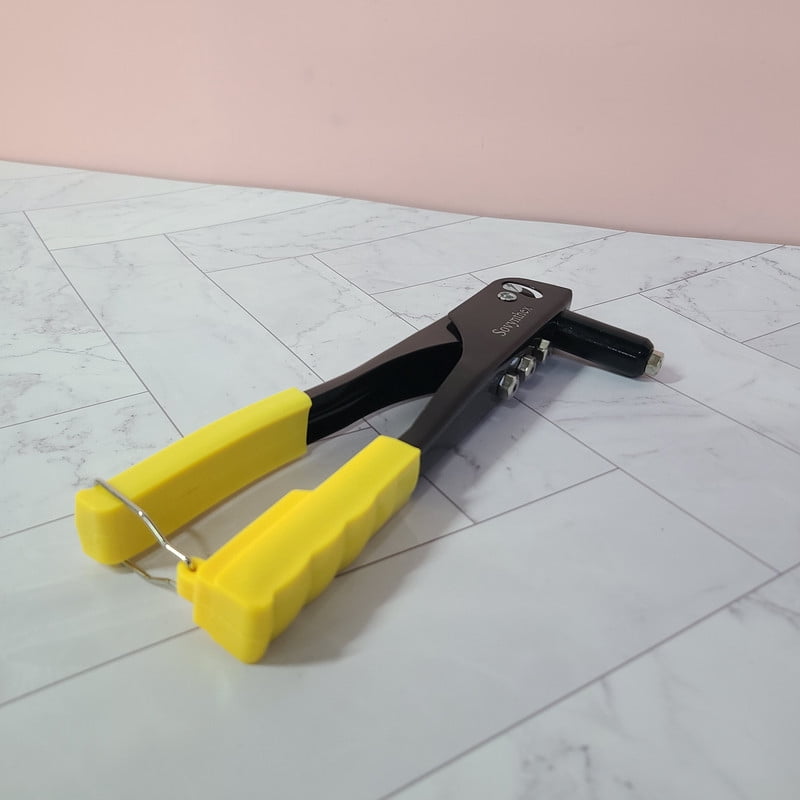 Sovynthex Hand tools, namely, riveters  Heavy-duty one-handed rivet gun with an ergonomic handle, suitable for metal, wood, and plastic