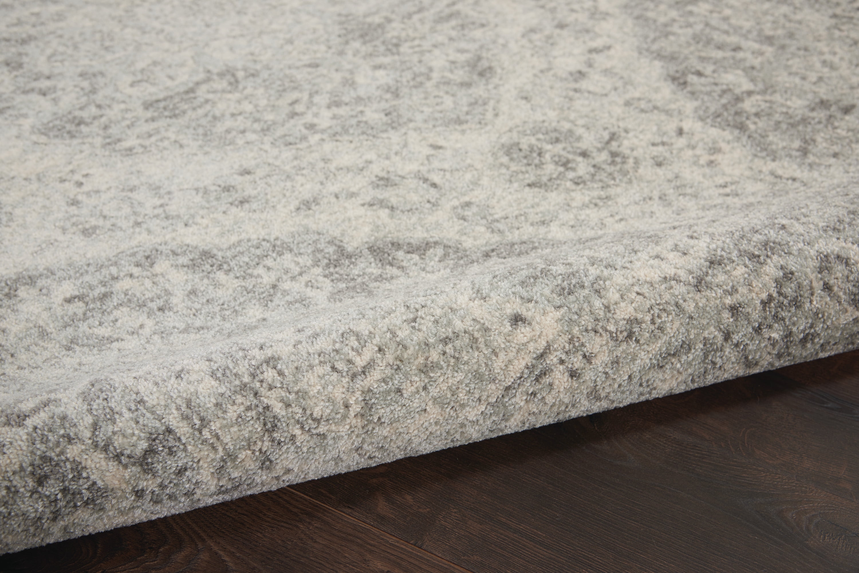 Serene Traditional Persian Ivory/Grey 4' x 6' Area Rug, (4' x 6')