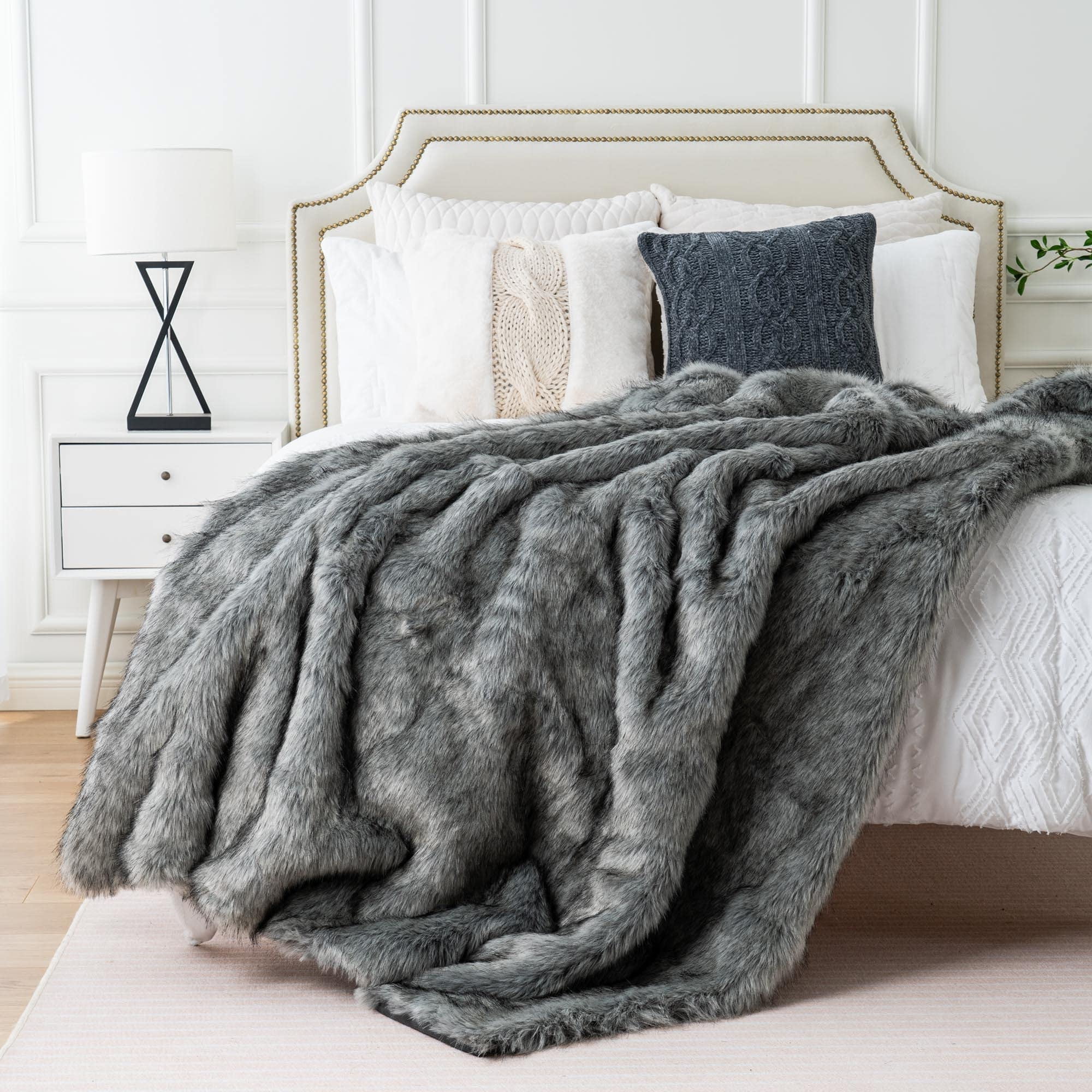  BATTILO HOME Luxury White Faux Fur Throw Blanket Long Pile with  Black Tips, 51x67, Super Warm Thick Faux Fur Blanket for Couch, Bed,  Fuzzy Fluffy Elegant Cozy Blanket : Home 