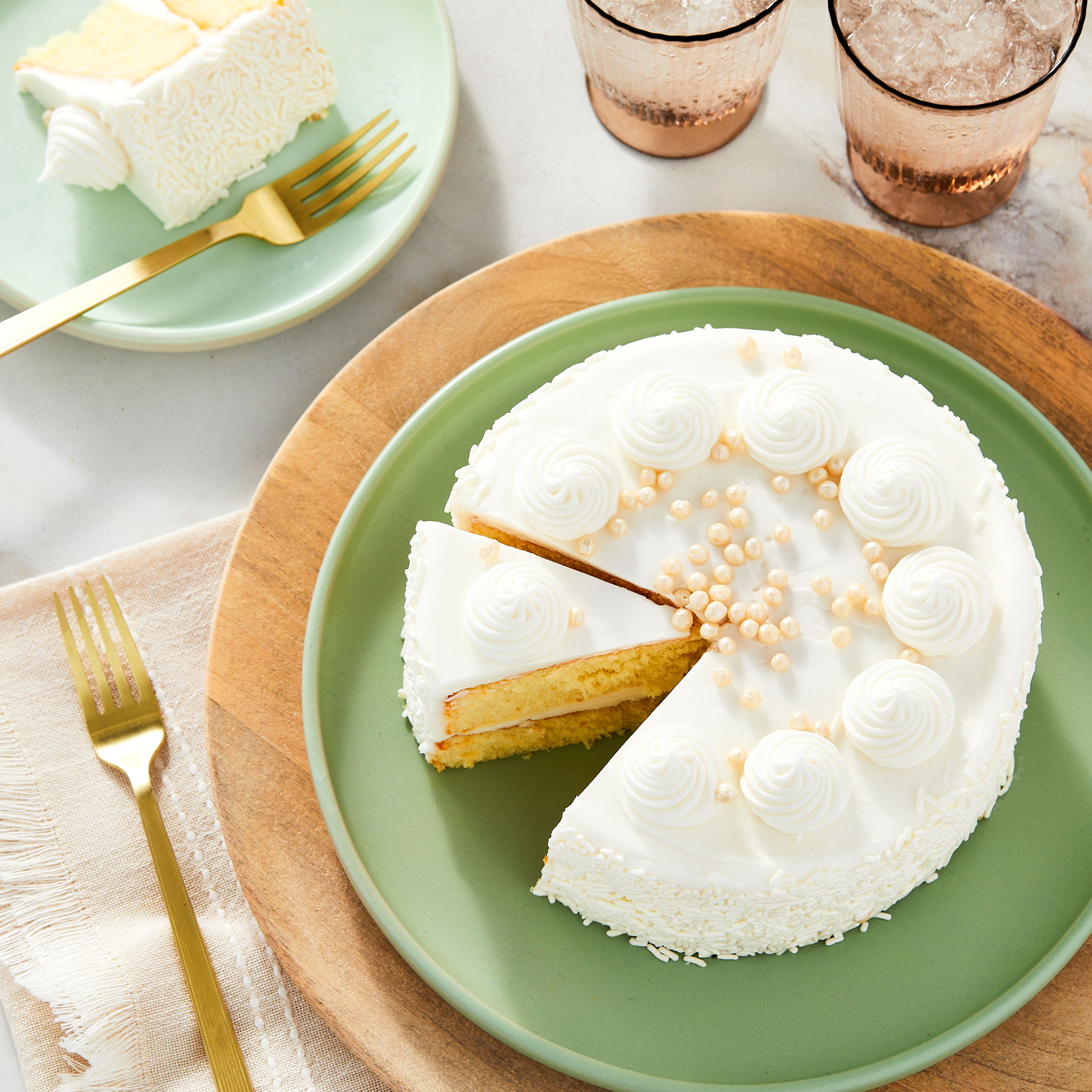 Freshness Guaranteed 7-Inch Double Layer White Cake with Vanilla Buttercreme Icing, Naturally and Artificially Flavored, 33 oz (Refrigerated)