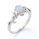 thumbnail image 4 of JeenMata Inspirado en la Naturaleza: Anillo de Compromiso con Engaste de Cuatro Puntas y Ópalo Arcoíris de Forma Ovalada de 1,3 Quilates, Chapado en Oro Blanco de 18 K sobre Plata, 4 of 6