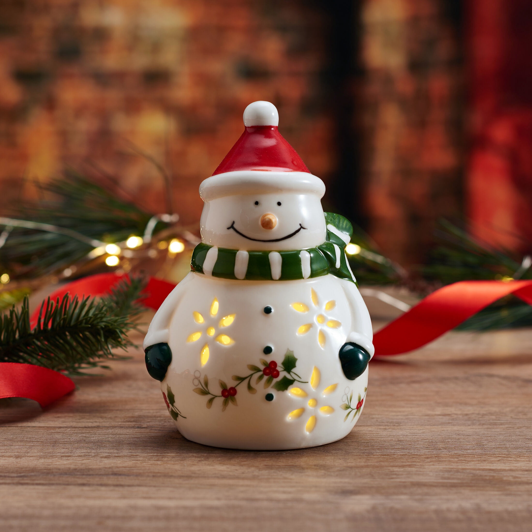 Pfaltzgraff Winterberry 5.5 in Led Snowman