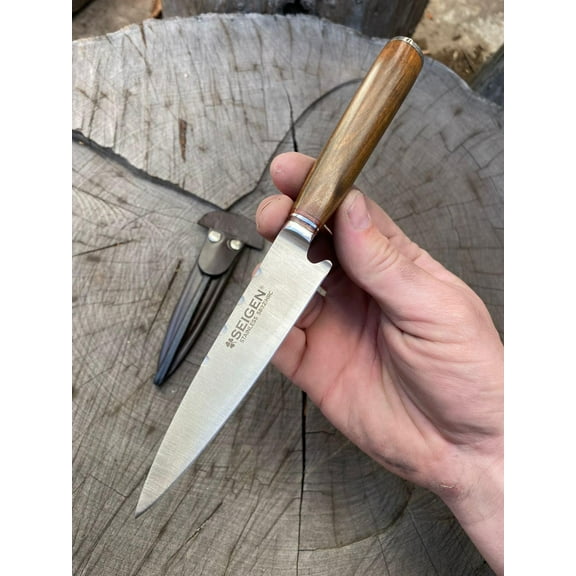Argentine Gaucho Handcrafted Knife with a 11cm (4.33") Saigen blade, Lapacho wood handle and nickel silver finish with leather sheath.