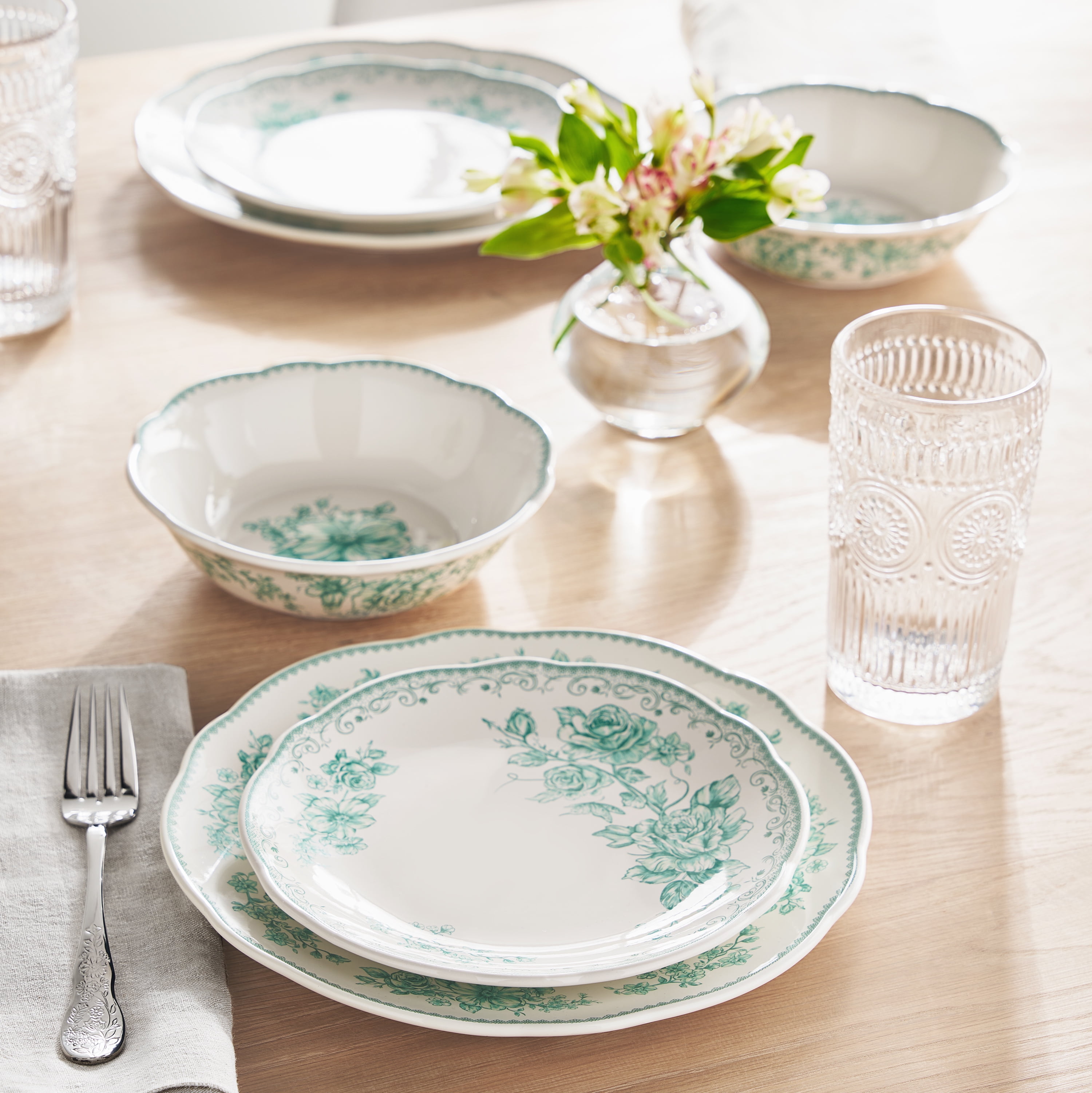 Ree Drummond Calls This Her Favorite Dinnerware Pattern All-Time