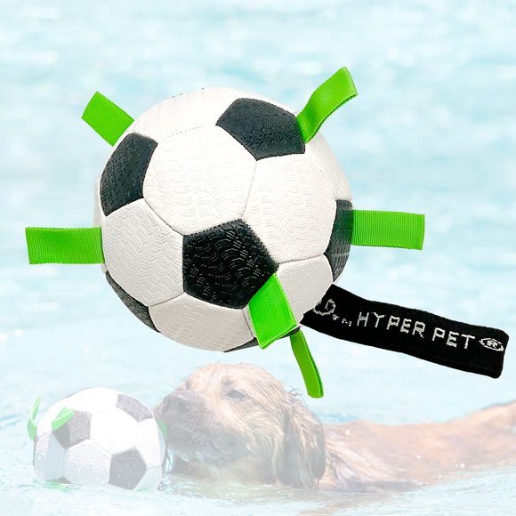 Hyper Pet Grab Tabs Pelota de fútbol para perros con correas (7,5 pulgadas) para interiores o exteriores; Pelota interactiva duradera para buscar con juguete de arrastre para todas las razas de perros