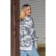 thumbnail image 4 of Sudadera ECOWISH para mujer con cuello redondo y manga larga con estampado de camuflaje, 4 of 7