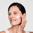 thumbnail image 2 of Crema hidratante Estée Lauder DayWear Multiprotección 30 ml SPF15, 2 of 7