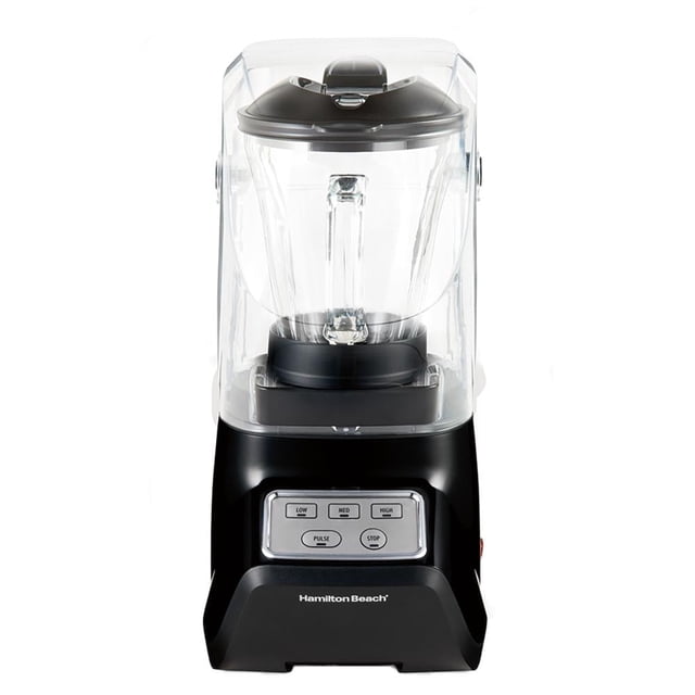 licuadora silenciosa hamilton beach 3 velocidades negra 53600, vista frontal centrada; base negra con panel plateado y botones (low, med, high, pulse, stop), jarra de vidrio multiblend transparente de 1.53 litros con tapa negra y escudo de sonido de dos piezas con bisagras para reducción de ruido, apta para lavavajillas. Su tamaño la hace adecuada para preparar smoothies y mezclas densas.