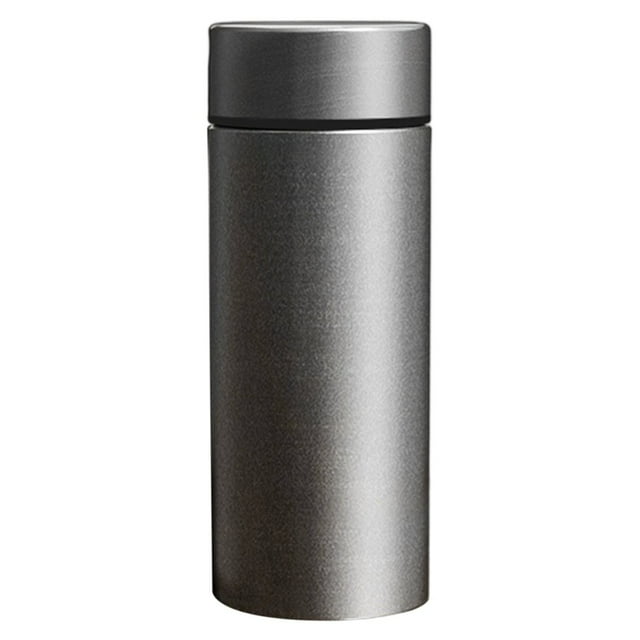 de titanio puro con aislamiento para hombres y mujeres termo portátil de agua con separación de agua y aislamiento térmico, vista frontal centrada de un termo cilíndrico mate color como se muestra con tapa roscada superior; textura metálica que sugiere titanio y diseño unisex, según especificaciones incluye función de separación para té y está pensado para la hidratación diaria y la conservación térmica.