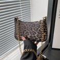 thumbnail image 2 of Bolso de mano estilo nicho francés de media luna para viajeros, elegante y sencillo, con estampado de leopardo y un solo hombro bajo el brazo, para invierno de 2025., 2 of 4