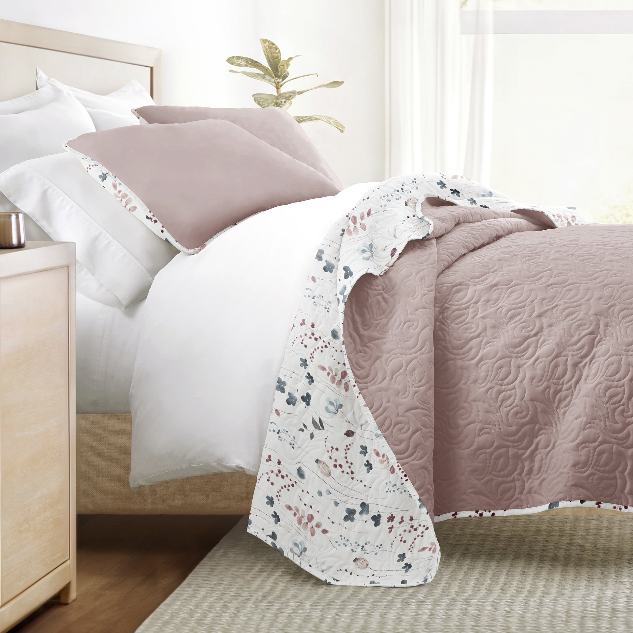 Lightweight Quilt Set Super Soft Wrinkle Resistant Quilted Coverlet Floral Patterns by Comfort Canopy