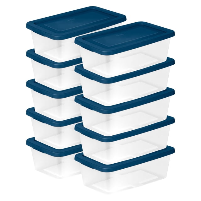 Caja de almacenamiento apilable Sterilite de 6 cuartos (paquete de 10) transparente azul marino, vista frontal en 3/4 con dos columnas apiladas de cinco contenedores; tapas azul marino y cuerpos transparentes que muestran el interior vacío. Rectangular con bordes redondeados, ideal para guardar mantas, toallas y decoraciones de temporada; suele usarse también para organizar ropa o juguetes y ahorrar espacio.
