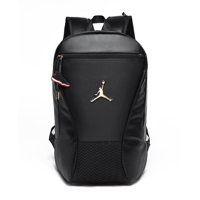 jordan mochila de gran capacidad impermeable negro y blanco, vista frontal centrada 47 x 31 x 21 cm en PU y tela Oxford con logo Jumpman metálico en el centro, bolsillo frontal con colgante de zapatilla, tirantes acolchados y cierre con cremallera.